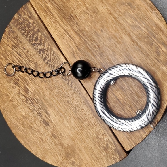 Zebra print animal patterned circle hoop openwork pendant - Picture 1 of 2